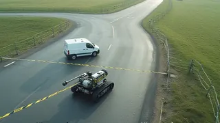 Gefahrgut-Einsatz bei RAF Fairford: Roboter schießt auf Van, fünf Festnahmen